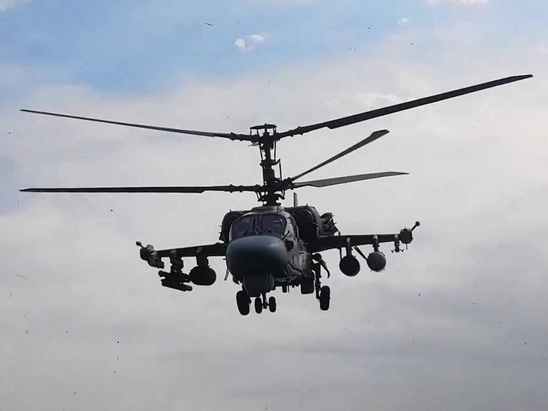 Ein vom russischen Verteidigungsministerium am 12.9.2025 veröffentlichtes Video-Standbild zeigt einen Kamow Ka-52 Kampfhubschauber, der am russisch-belarussischen Manöver Sapad 2025 teilnimmt.
