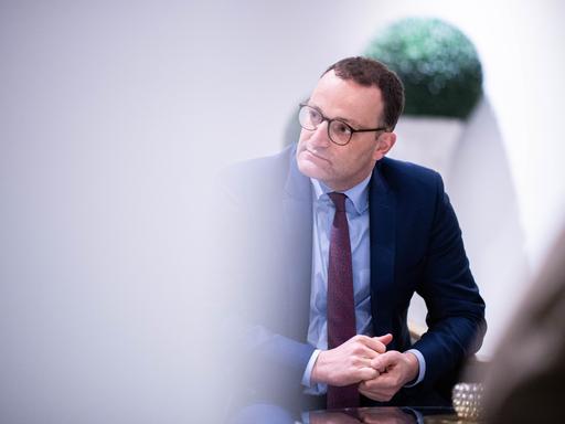 Jens Spahn (CDU) sitzt auf einem Stuhl