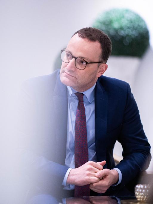 Jens Spahn (CDU) sitzt auf einem Stuhl