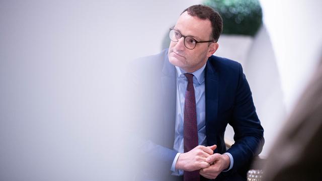 Jens Spahn (CDU) sitzt auf einem Stuhl