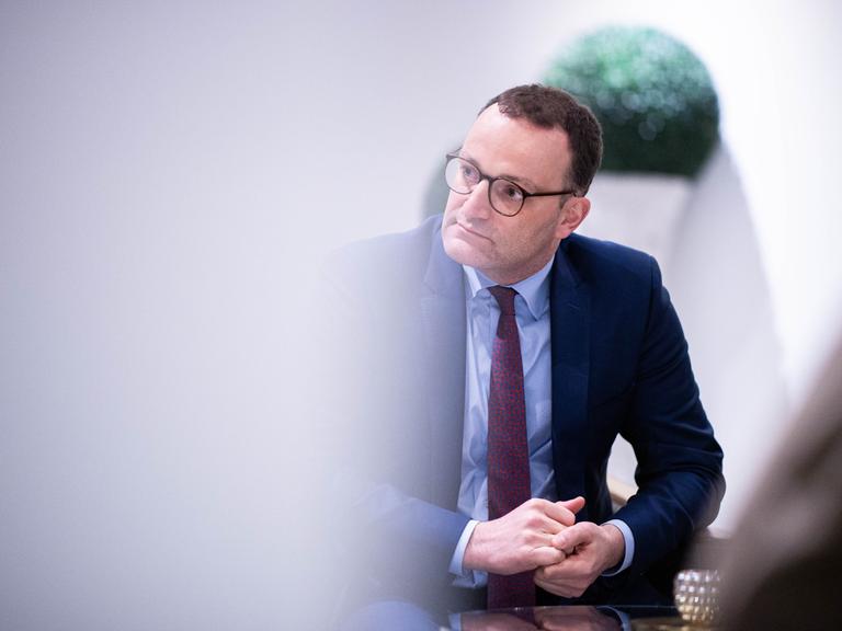 Jens Spahn (CDU) sitzt auf einem Stuhl