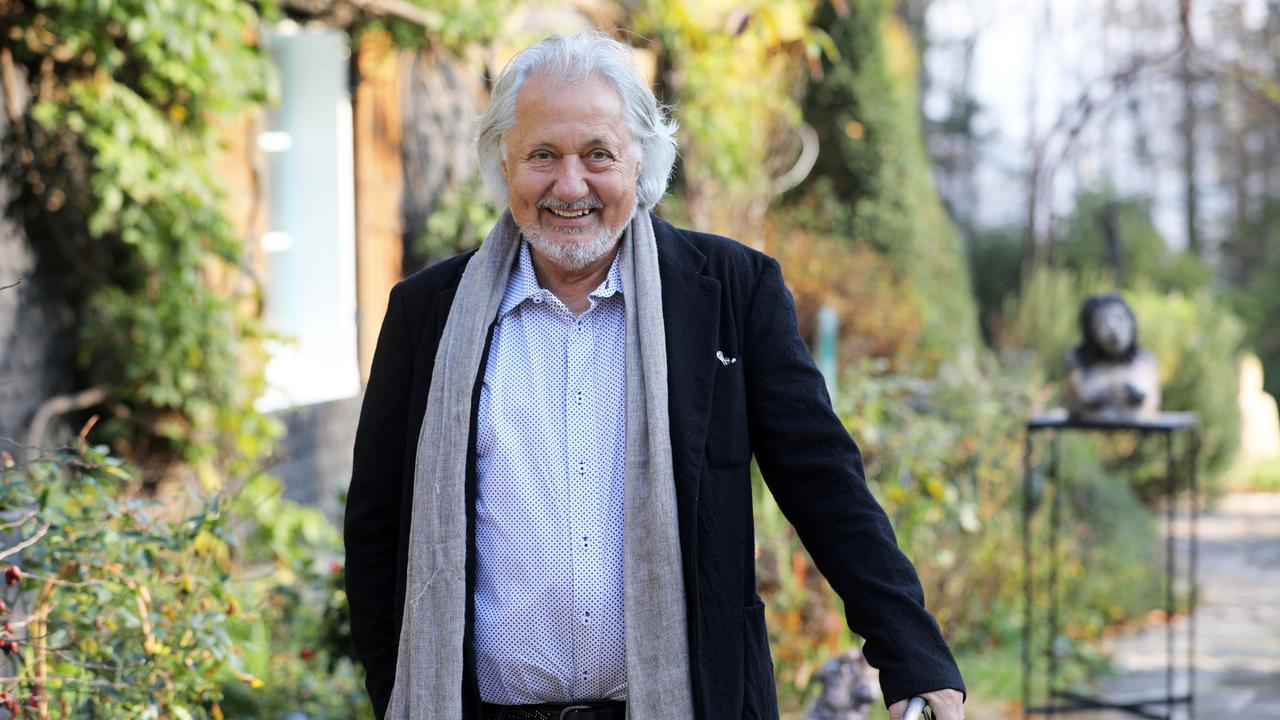Bonn: Konrad Beikircher, Kabarettist, Musiker und Autor, steht in seinem Garten im Jahr 2020.