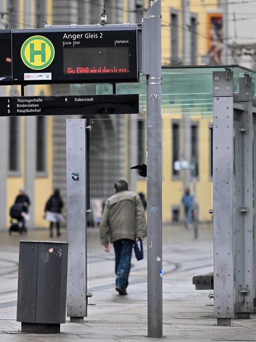 Keine Fahrgäste warten an einer StraÃenbahn-Haltestelle der Erfurter Verkehrsbetriebe AG (EVAG) auf dem Anger. In dem bundesweit in regionalen Verhandlungen laufenden Tarifkonflikt des öffentlichen Nahverkehrs hatte die Gewerkschaft Verdi Beschäftigte der Branche in mehr als 80 Städten zu einem Warnstreik aufgerufen. AuÃer in Bayern verhandelt die Gewerkschaft in allen Bundesländern parallel mit den kommunalen Arbeitgeberverbänden über neue Tarifverträge für die Beschäftigten im ÃPNV.