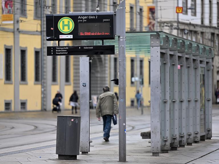 Keine Fahrgäste warten an einer StraÃenbahn-Haltestelle der Erfurter Verkehrsbetriebe AG (EVAG) auf dem Anger. In dem bundesweit in regionalen Verhandlungen laufenden Tarifkonflikt des öffentlichen Nahverkehrs hatte die Gewerkschaft Verdi Beschäftigte der Branche in mehr als 80 Städten zu einem Warnstreik aufgerufen. AuÃer in Bayern verhandelt die Gewerkschaft in allen Bundesländern parallel mit den kommunalen Arbeitgeberverbänden über neue Tarifverträge für die Beschäftigten im ÃPNV.