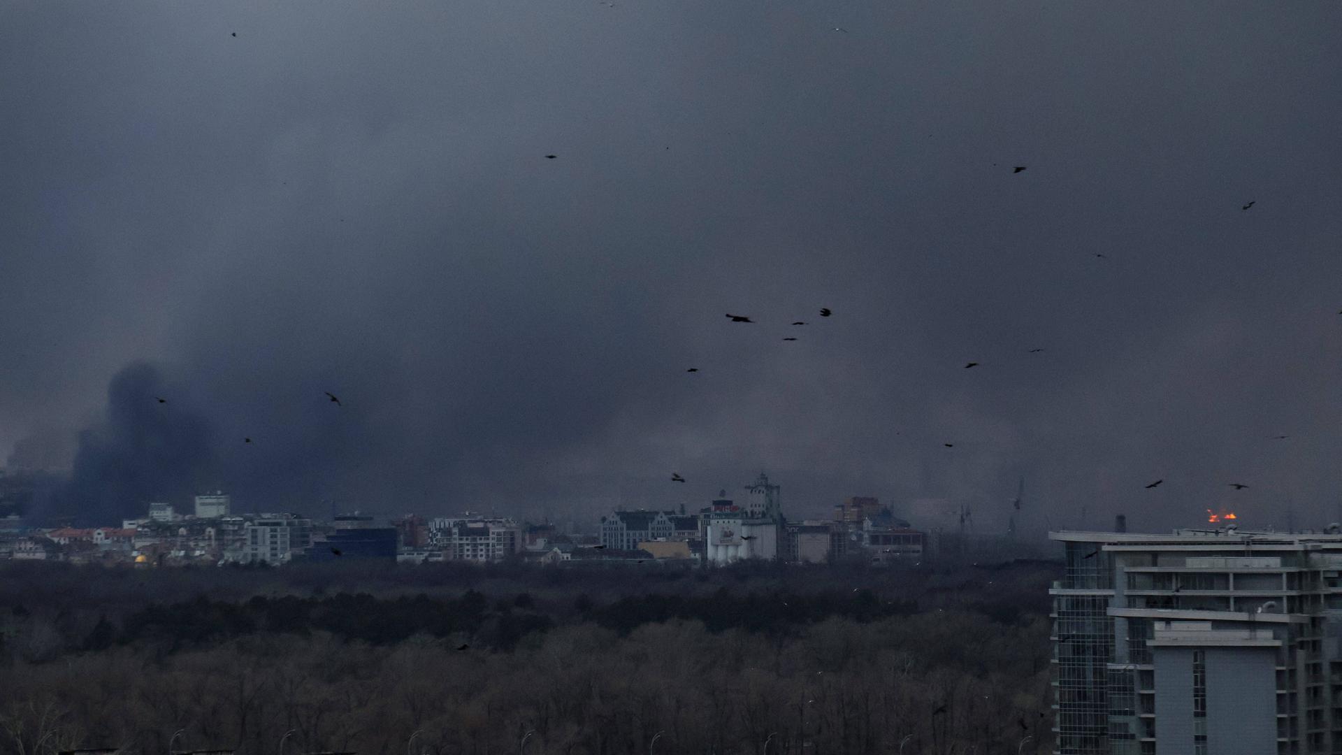 Ukraine, Kiew: Nach einem russischen Raketenangriff steigt Rauch über der Stadt auf.