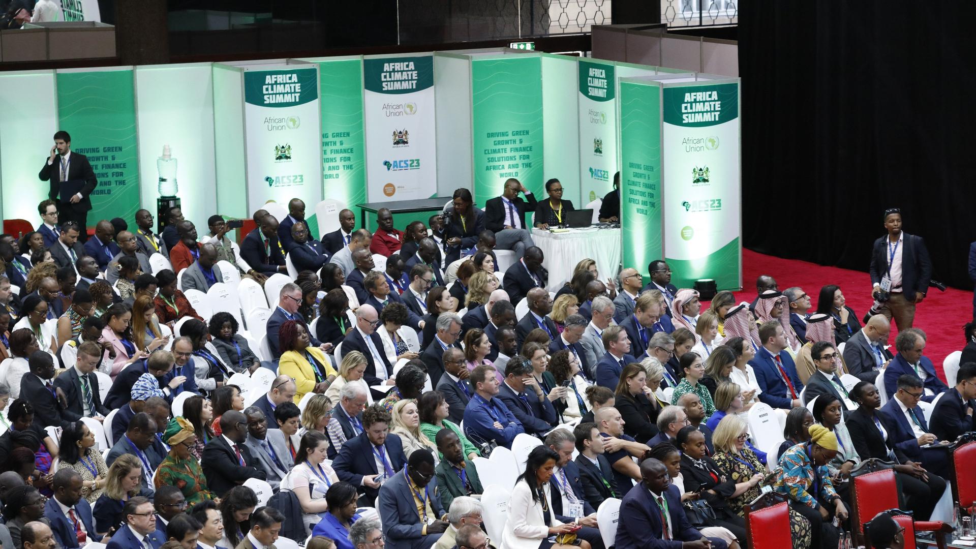 Delegierte sitzen beim Afrikanischen Klima-Gipfel im Saal. 