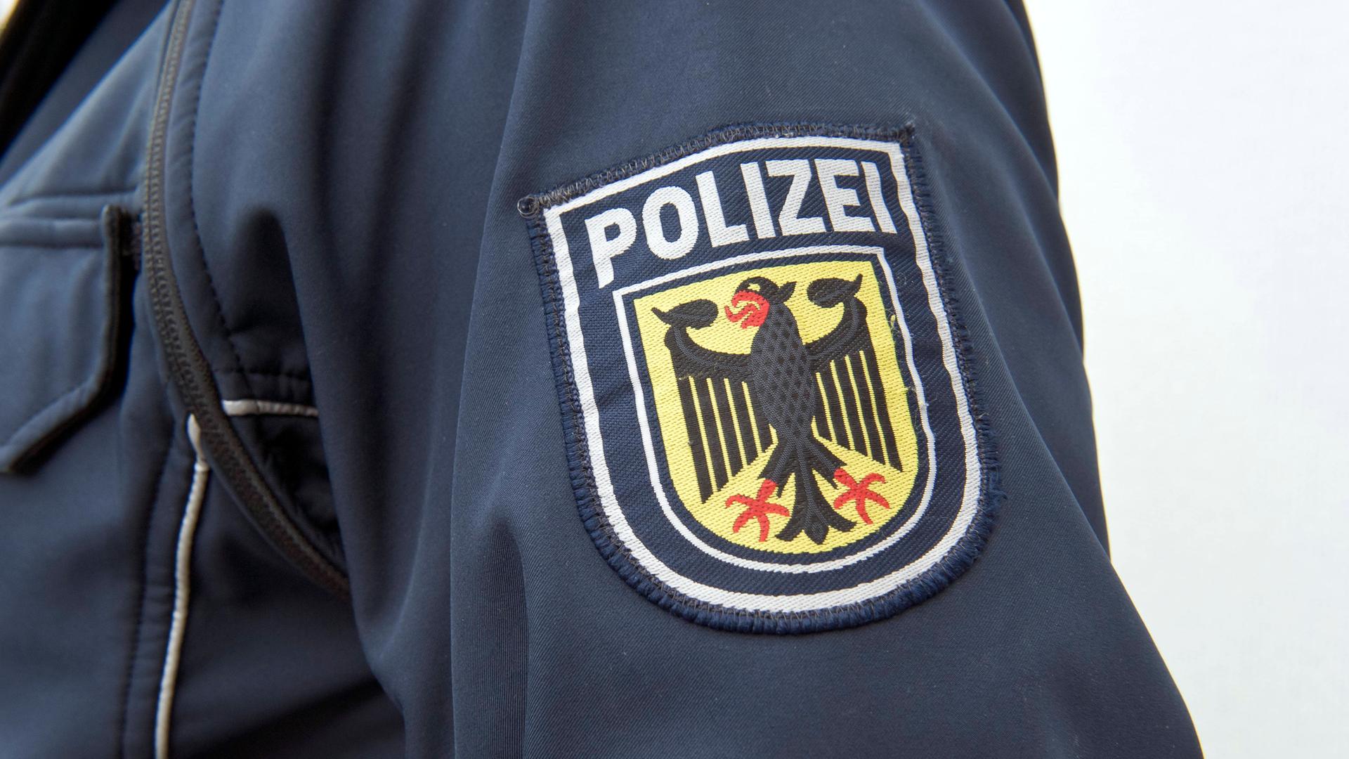 Die Bundespolizei ist in Hessen und Bayern mit Durchsuchungen gegen eine internationale Schleusergruppe vorgegangen.