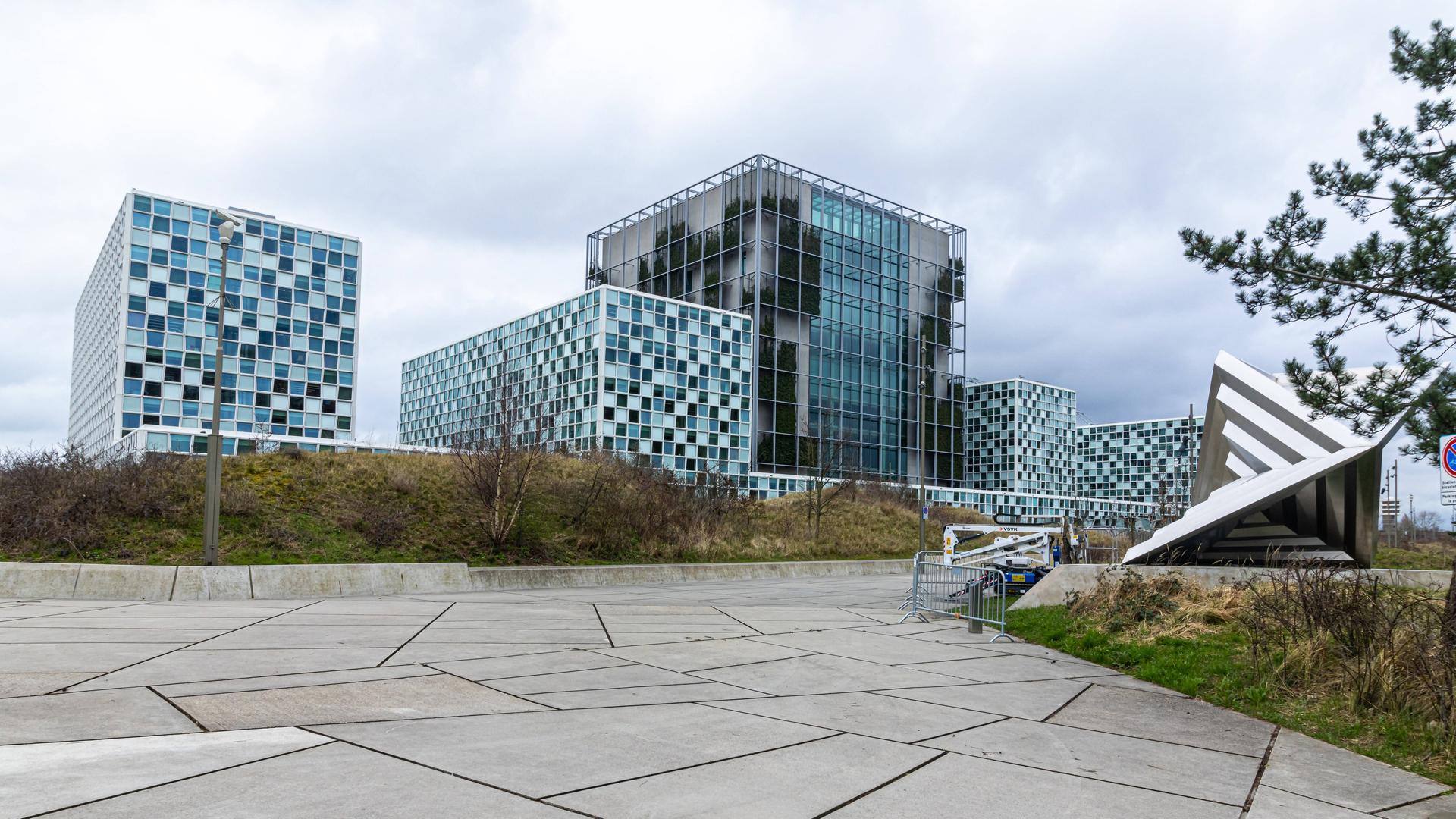 Außenansicht der Glasfassade des Internationalen Strafgerichtshofs in Den Haag