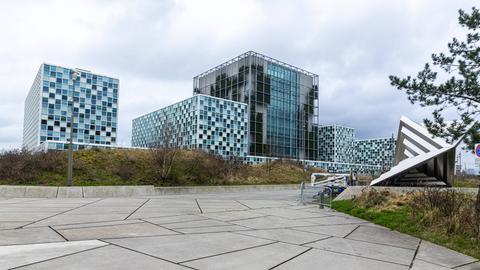 Außenansicht der Glasfassade des Internationalen Strafgerichtshofs in Den Haag