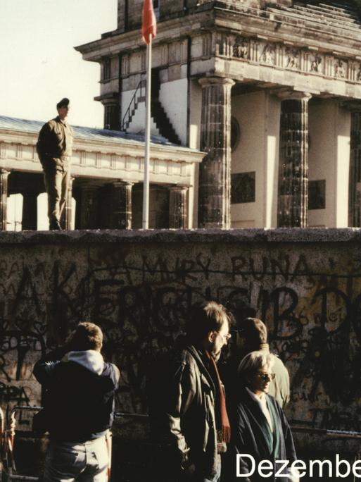 Ein Deutschlandfunk Übertragungswagen vor der Berliner Mauer am Brandenburger Tor im Dezember 1989