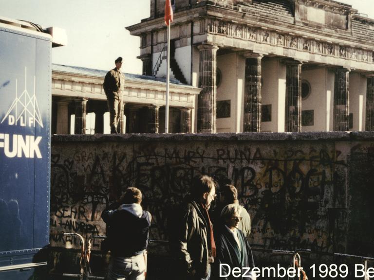 Ein Deutschlandfunk Übertragungswagen vor der Berliner Mauer am Brandenburger Tor im Dezember 1989