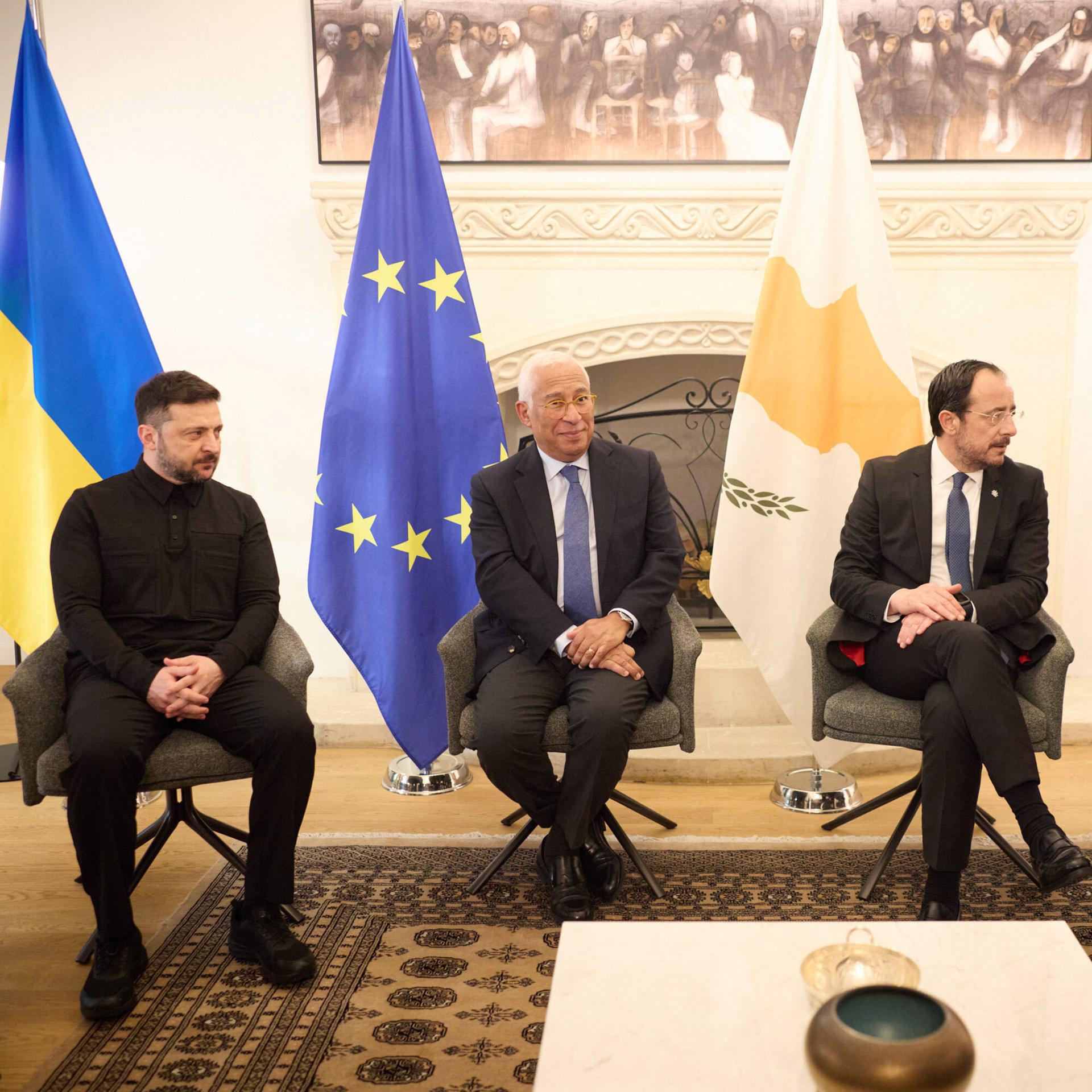 Der ukrainische Präsident Wolodymyr Selenskyj zum Auftakt der EU-Ratspräsidentschaft von Zypern zu Besuch in Nikosia mit EU-Ratspräsident António Costa, Zyperns Präsident Nikos Christodoulides und Kommissionspräsidentin Ursula von der Leyen (von links)