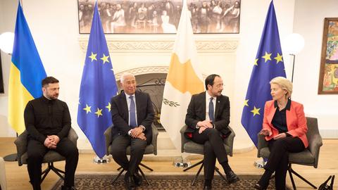 Der ukrainische Präsident Wolodymyr Selenskyj zum Auftakt der EU-Ratspräsidentschaft von Zypern zu Besuch in Nikosia mit EU-Ratspräsident António Costa, Zyperns Präsident Nikos Christodoulides und Kommissionspräsidentin Ursula von der Leyen (von links)