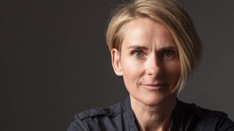 Porträtaufnahme von Tanja Vollmer vor neutralem Hintergrund