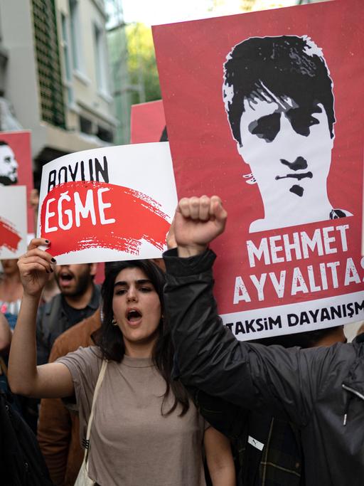 Demonstranten bei einem Unterstützungsmarsch für den Kulturförderer Osman Kavala. Er war am Montag (25.4.2022) wegen des Vorwurfs des versuchten Umsturzes der Regierung von einem Gericht in Istanbul zu lebenslanger Haft verurteilt worden.