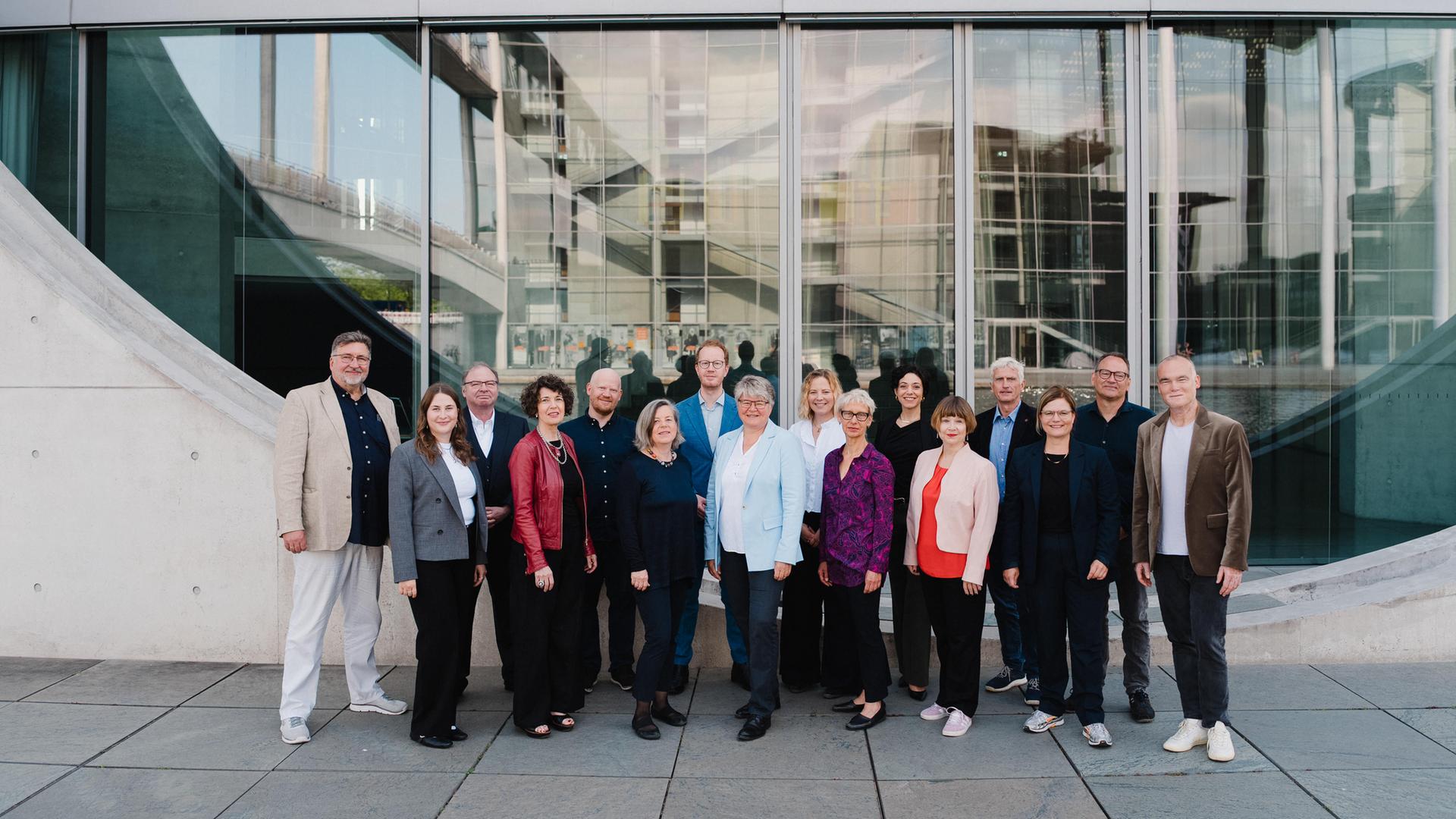 Gruppenfoto der Mitarbeitenden des Deutschlandfunk-Hauptstadtstudios, bestehend aus 16 Frauen und Männern Gruppenfoto der Mitarbeitenden des Deutschlandfunk-Hauptstadtstudios, bestehend aus 16 Frauen und Männern