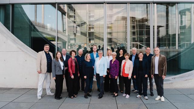 Gruppenfoto der Mitarbeitenden des Deutschlandfunk-Hauptstadtstudios, bestehend aus 16 Frauen und Männern
