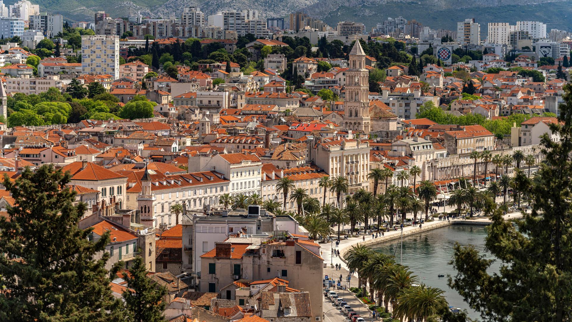 Stadtansicht der dalmatinischen Stadt Split mit der Riva-Promenade, der Kathedrale des Heiligen Domnius und dem Diokletianpalast Stadtansicht der dalmatinischen Stadt Split mit der Riva-Promenade, der Kathedrale des Heiligen Domnius und dem Diokletianpalast