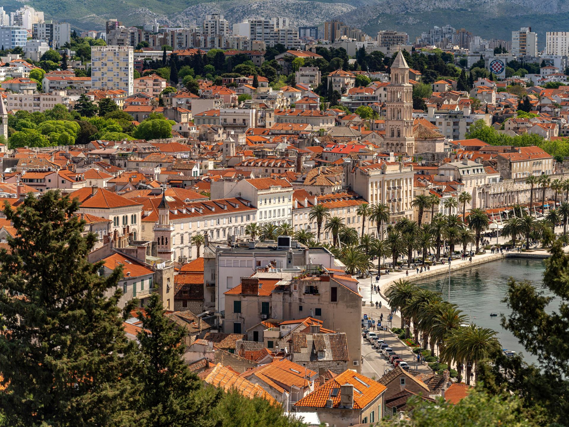 Stadtansicht der dalmatinischen Stadt Split mit der Riva-Promenade, der Kathedrale des Heiligen Domnius und dem Diokletianpalast