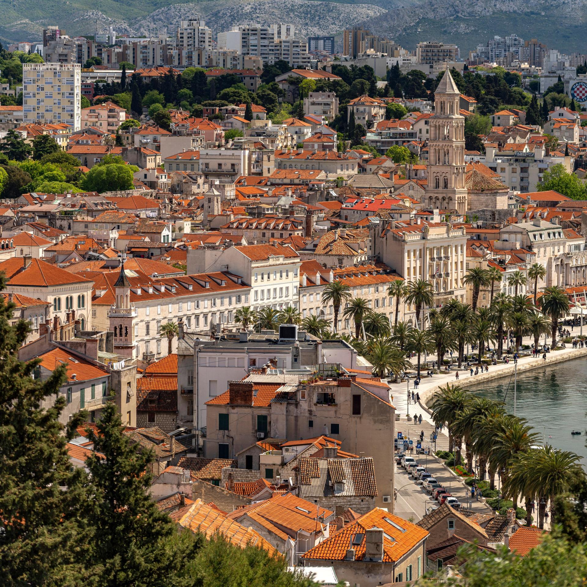 Stadtansicht der dalmatinischen Stadt Split mit der Riva-Promenade, der Kathedrale des Heiligen Domnius und dem Diokletianpalast