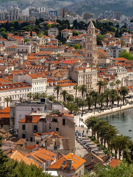 Stadtansicht der dalmatinischen Stadt Split mit der Riva-Promenade, der Kathedrale des Heiligen Domnius und dem Diokletianpalast