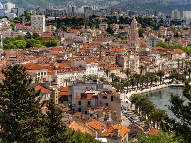 Stadtansicht der dalmatinischen Stadt Split mit der Riva-Promenade, der Kathedrale des Heiligen Domnius und dem Diokletianpalast