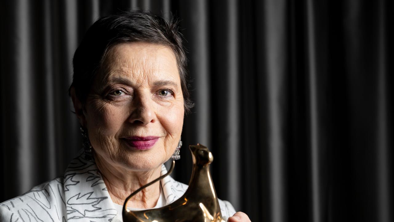 Die Schauspielerin Isabella Rossellini hält ihre Auszeichnung in Locarno in die Höhe. 