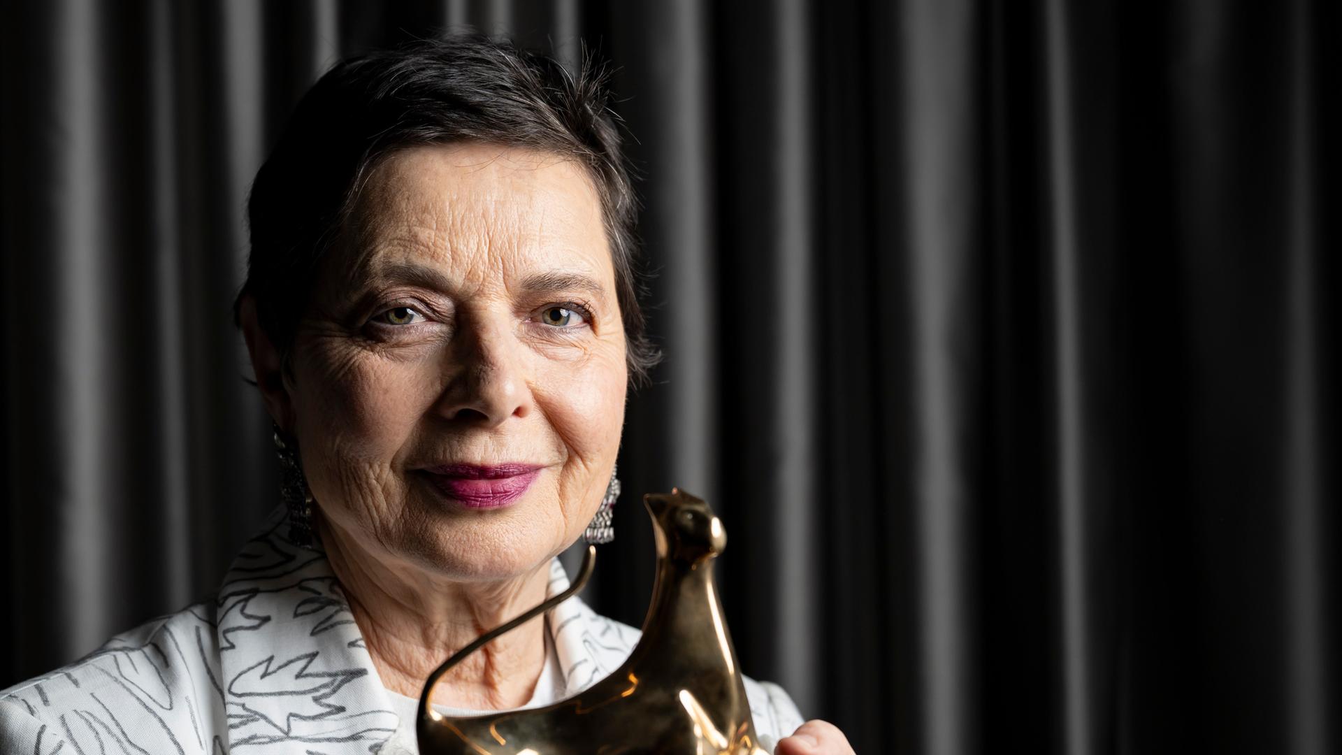 Die Schauspielerin Isabella Rossellini hält ihre Auszeichnung in Locarno in die Höhe. Die Schauspielerin Isabella Rossellini hält ihre Auszeichnung in Locarno in die Höhe.