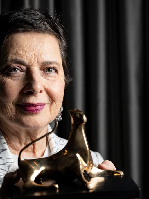 Die Schauspielerin Isabella Rossellini hält ihre Auszeichnung in Locarno in die Höhe. 