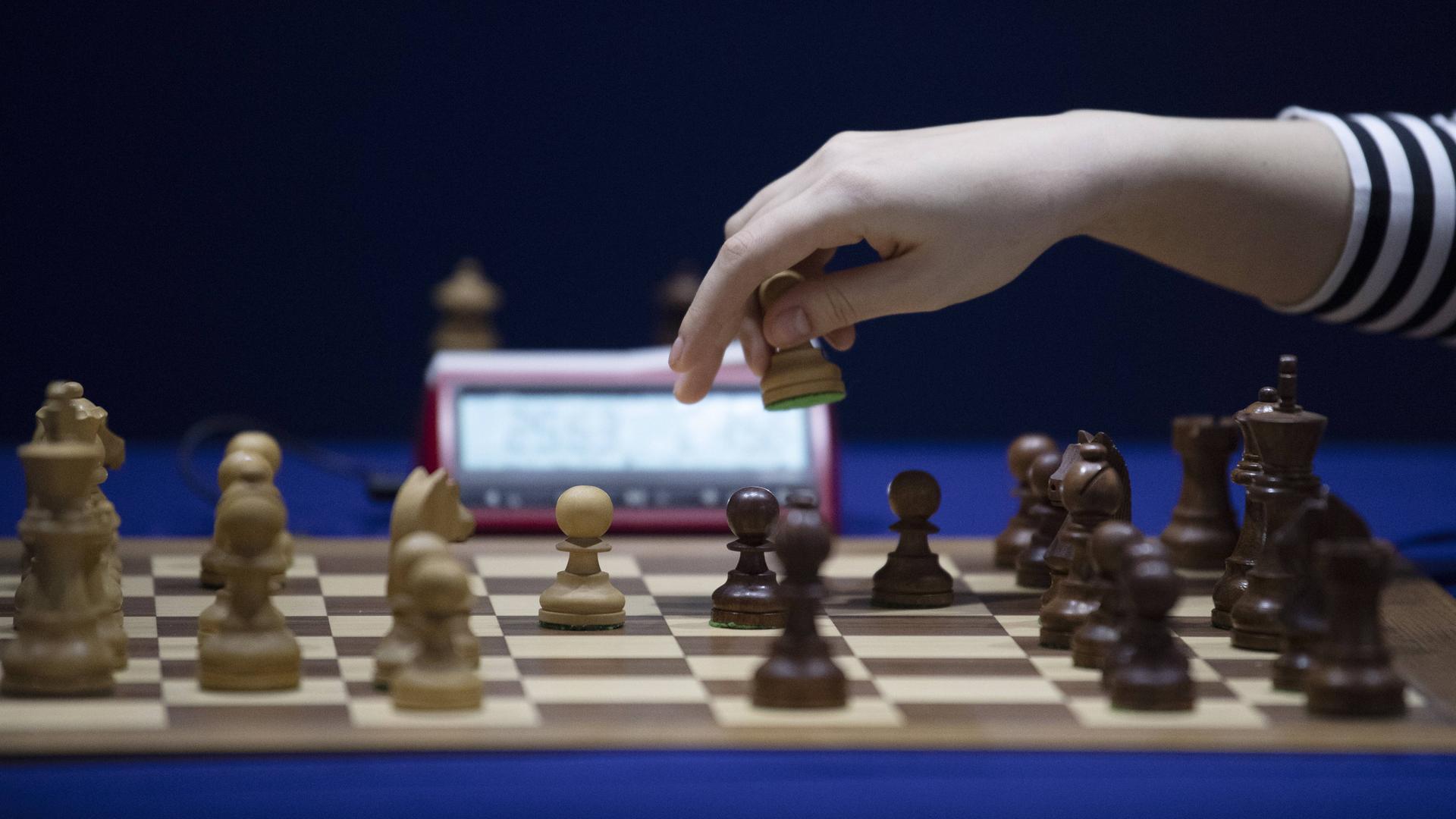 Der Schach-Weltverband FIDE hat trans Frauen von internationalen Frauen-Wettbewerben ausgeschlossen.