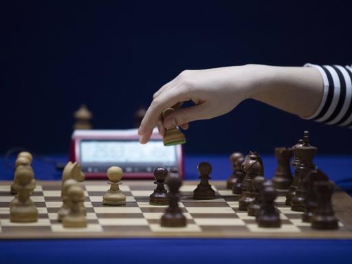 Der Schach-Weltverband FIDE hat trans Frauen von internationalen Frauen-Wettbewerben ausgeschlossen.
