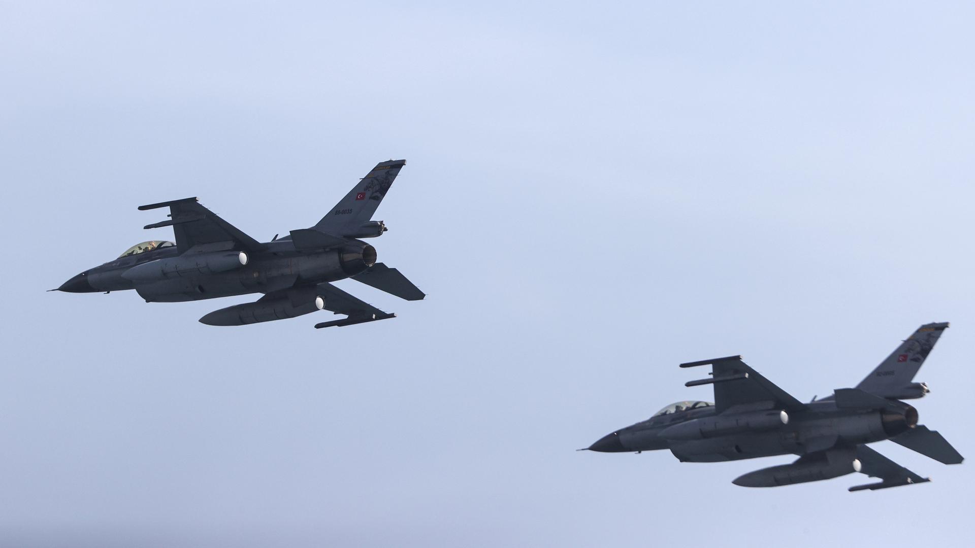 Zu sehen sind zwei F16-Kampfflugzeuge am Himmel in Aktion.