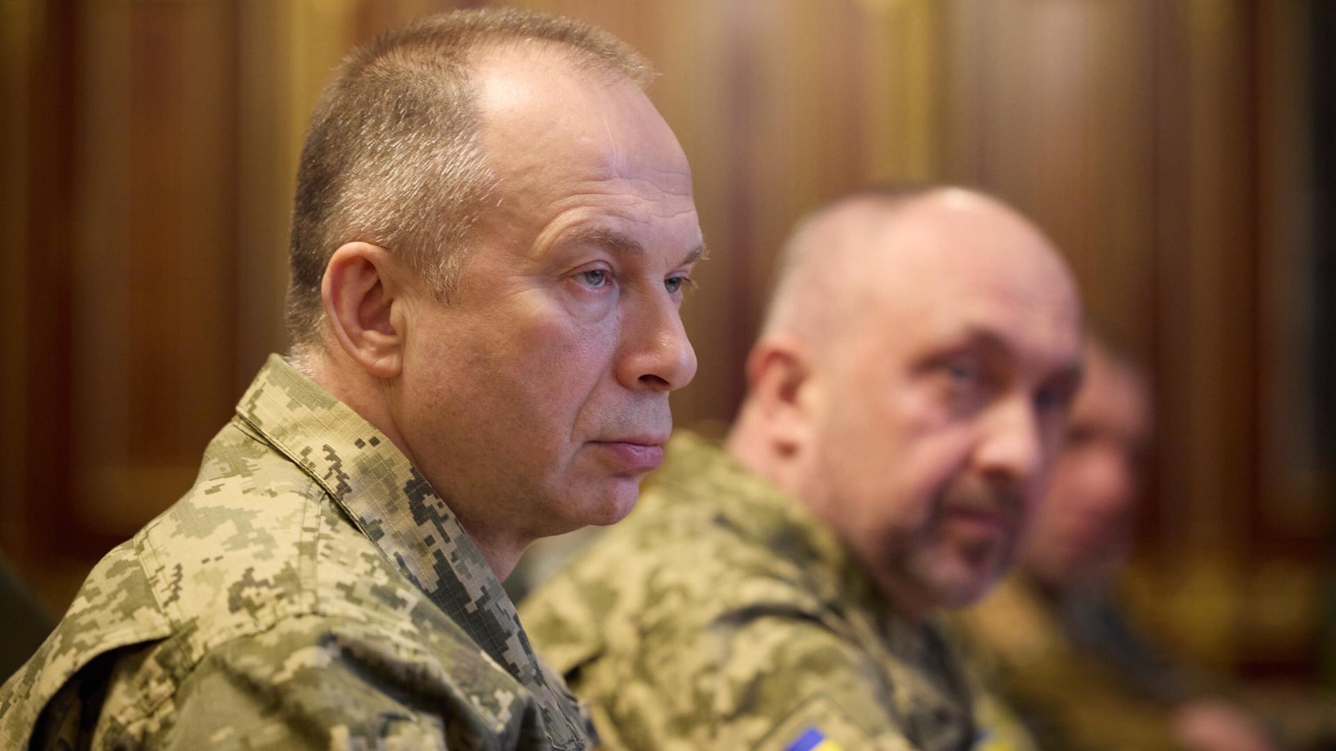 Der ukrainische Armeechef Oleksandr Syrskyj von der Seite im Porträt in Uniform. Der ukrainische Armeechef Oleksandr Syrskyj von der Seite im Porträt in Uniform.