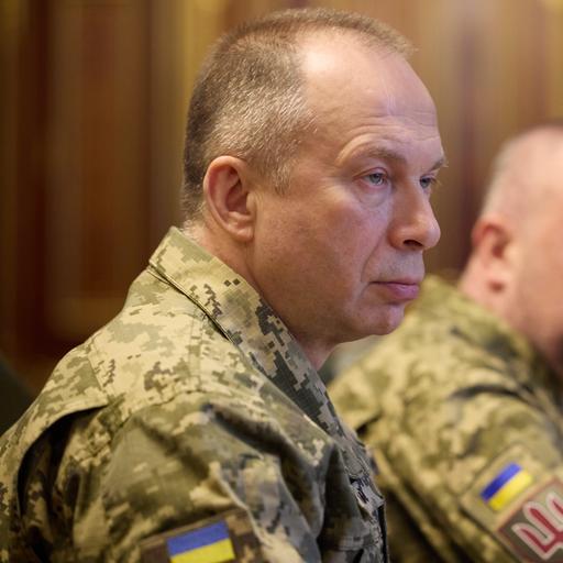Der ukrainische Armeechef Oleksandr Syrskyj von der Seite im Porträt in Uniform. 