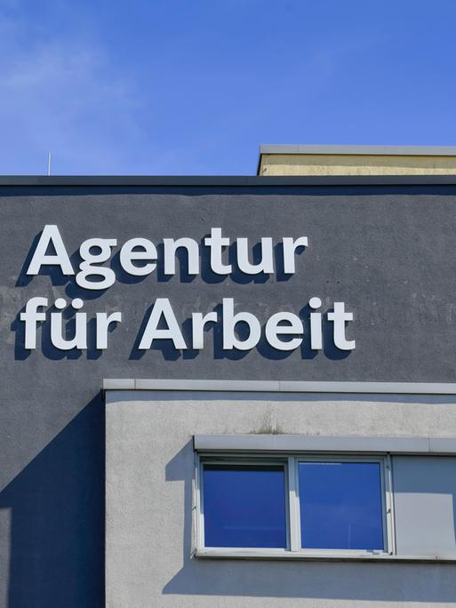 Schild "Agentur fuer Arbeit" an einem Haus.  