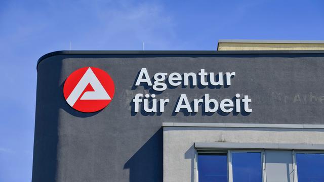 Schild "Agentur fuer Arbeit" an einem Haus. 