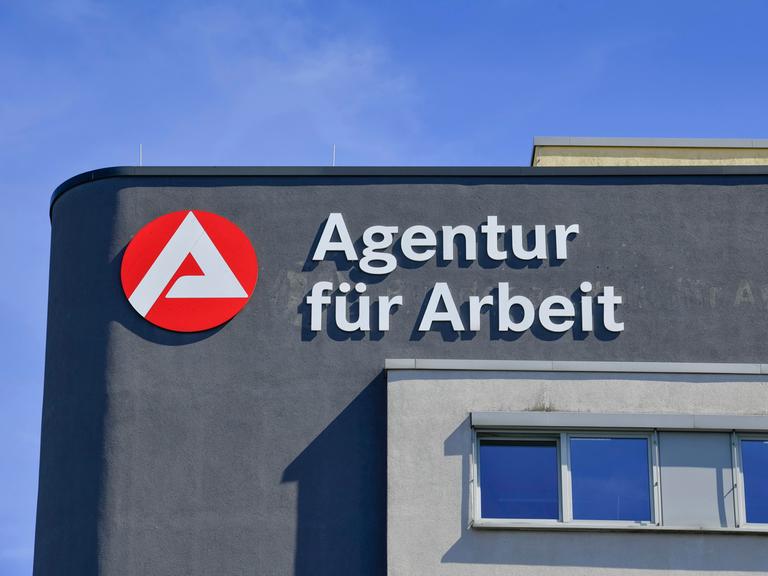 Schild "Agentur fuer Arbeit" an einem Haus.  