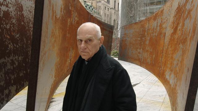 Der amerikanische Bildhauer Richard Serraporträtiert zwischen seinen seinen Stahlskulpturen im Museum Of Modern Art  in New York am 17. April 2007. 