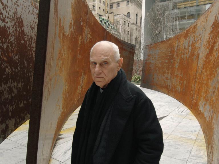 Der amerikanische Bildhauer Richard Serraporträtiert zwischen seinen seinen Stahlskulpturen im Museum Of Modern Art  in New York am 17. April 2007. 