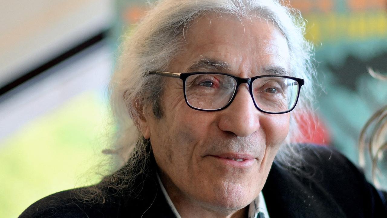 Das Bild zeigt den algerischen Schriftsteller Boualem Sansal. Er hat längere weiße Haare und trägt eine schwarze Brille.