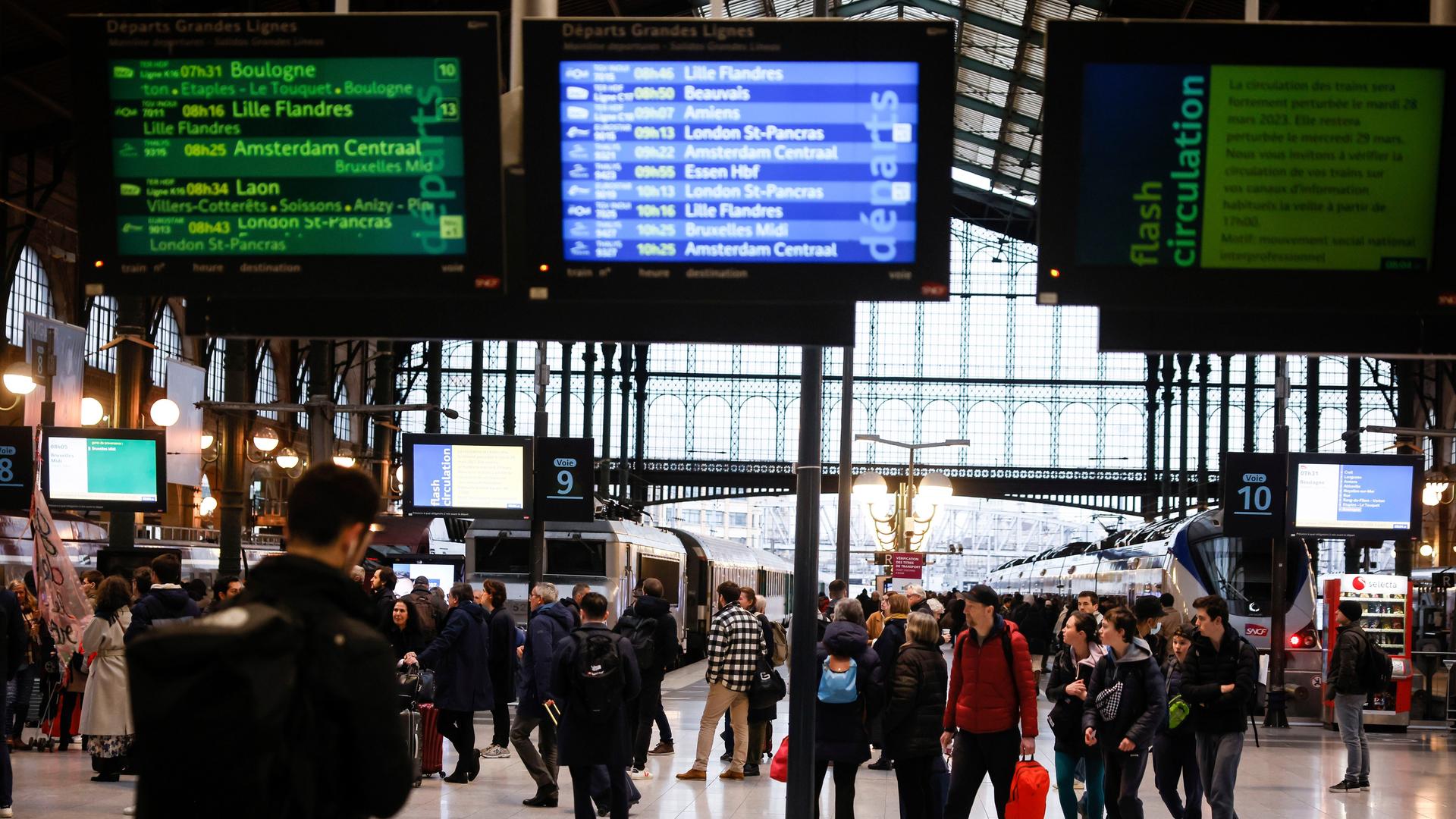 Frankreich, Paris: Reisende warten am Bahnhof Gare du Nord in Paris.