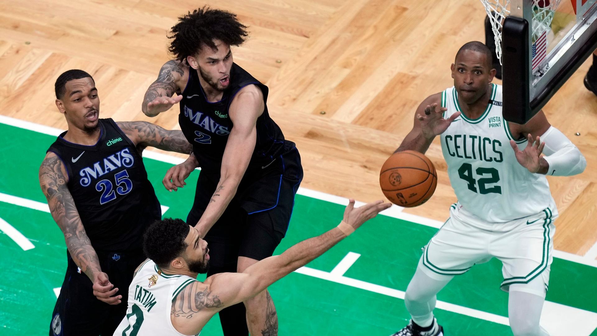 Die Basket-Baller der Boston Celtics spielen  gegen die Dallas Mavericks.