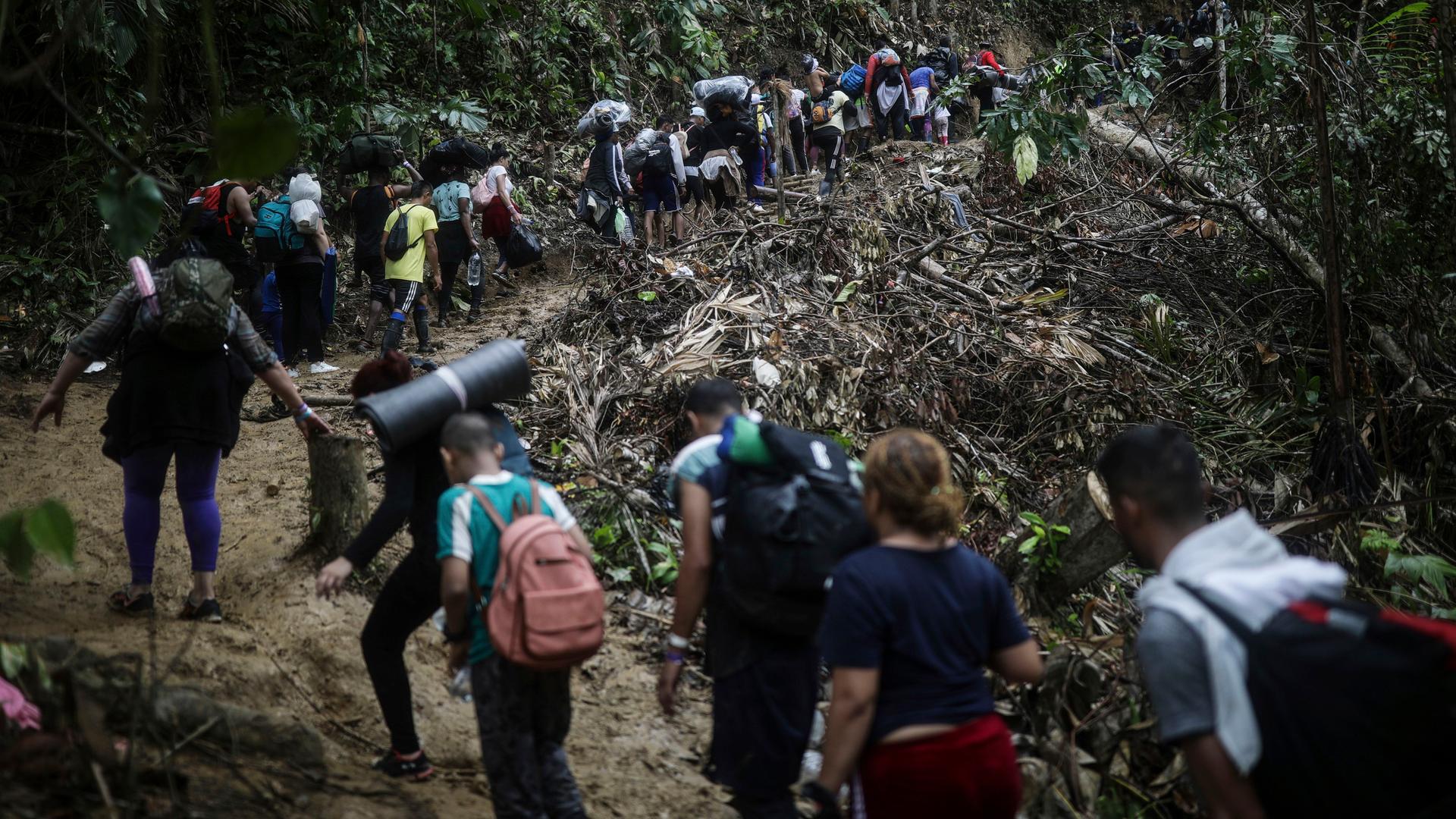 Menschen überqueren zu Fuß den Dschungel Darien Gap von Kolumbien nach Panama in der Hoffnung, die USA zu erreichen.