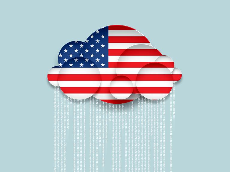 Illustration einer Wolke in den Farben der amerikanischen Flagge aus der Daten herausregnen vor grau-blauem Hintergrund.