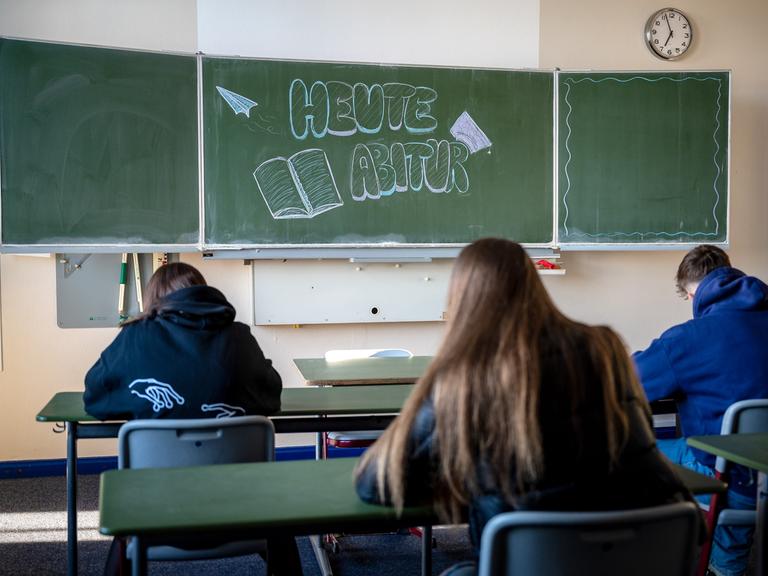 "Heute Abitur" steht auf einer Tafel im Klassenzimmer eines Gymnasiums in Niedersachsen (Symbolbild)