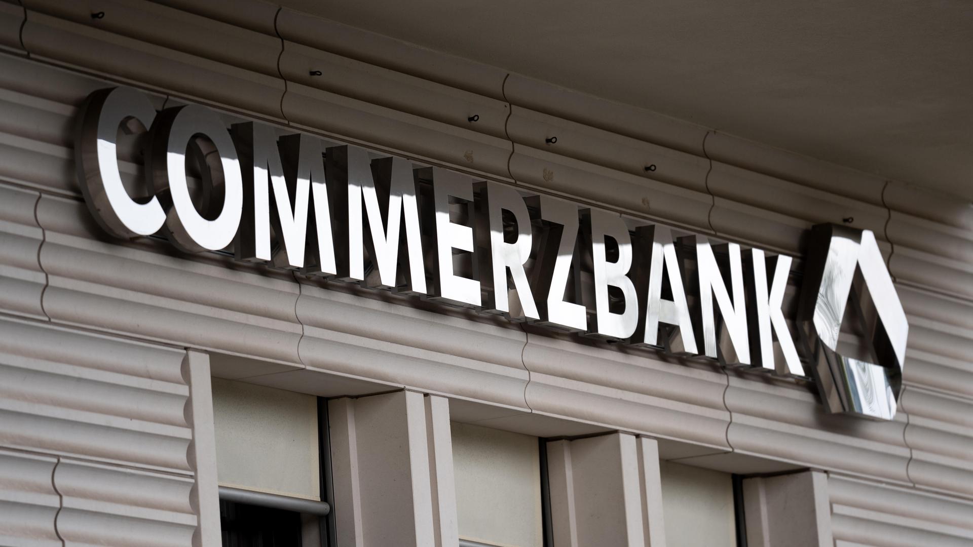 An einer Filiale in Berlin ist das Logo der Commerzbank als weißer Schriftzug angebracht.