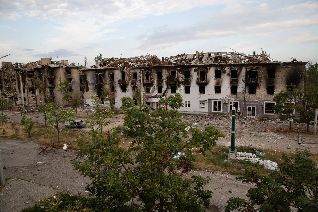 Ein zerstörter und ausgebrannter Wohn-Block in der Stadt Sjewjerodonezk.