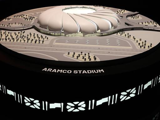 Ein Modell des geplanten Aramco-Stadions war in der Ausstellung zur saudi-arabischen WM-Bewerbung in Riad, Saudi-Arabien, am 11. Dezember 2024 zu sehen. 