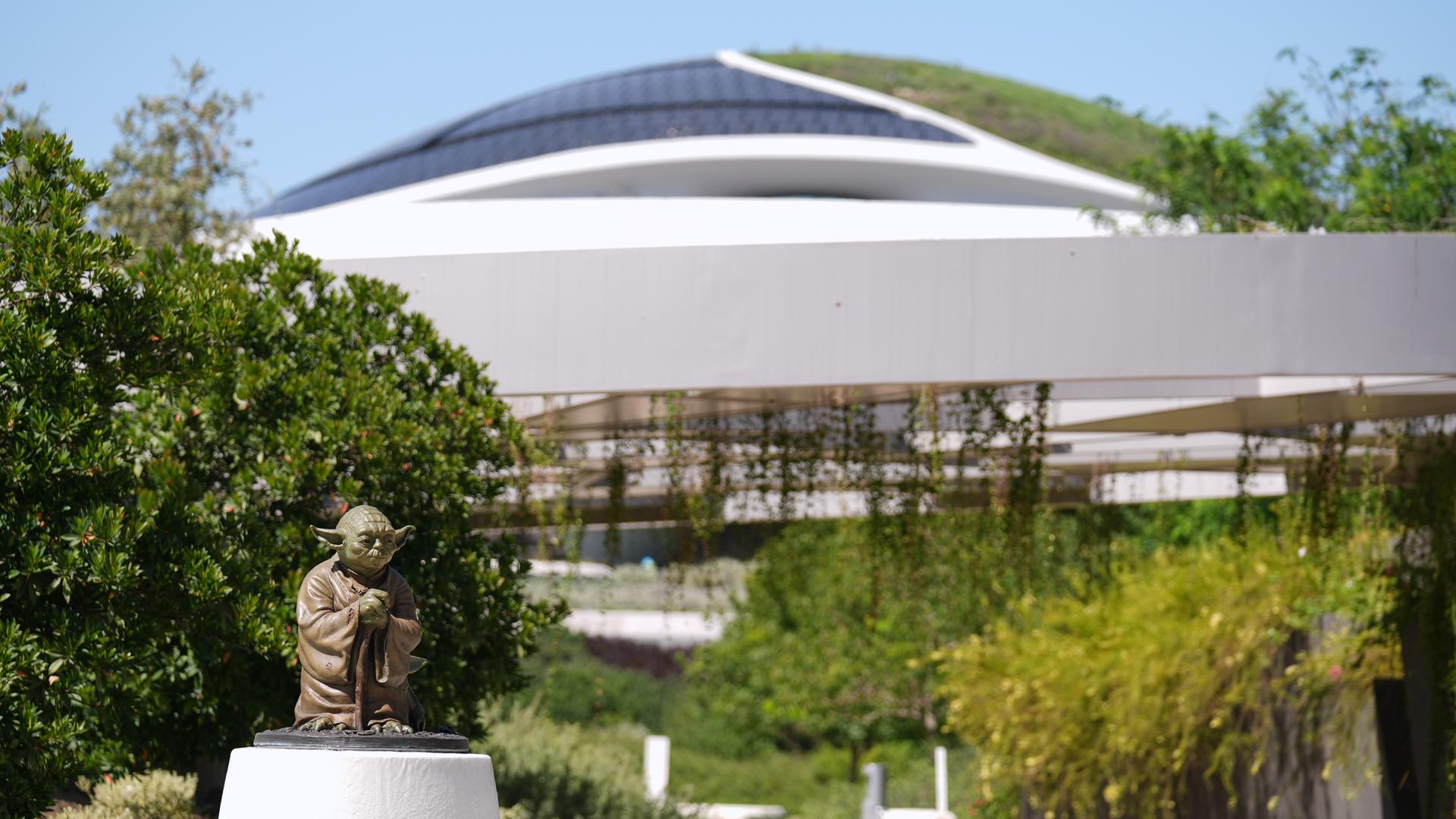Eine Skulptur der «Star Wars»-Figur Yoda ist während einer Vorabbesichtigung des Museums entlang eines Spazierwegs im Gartenbereich des Lucas Museum of Narrative Art zu sehen. 