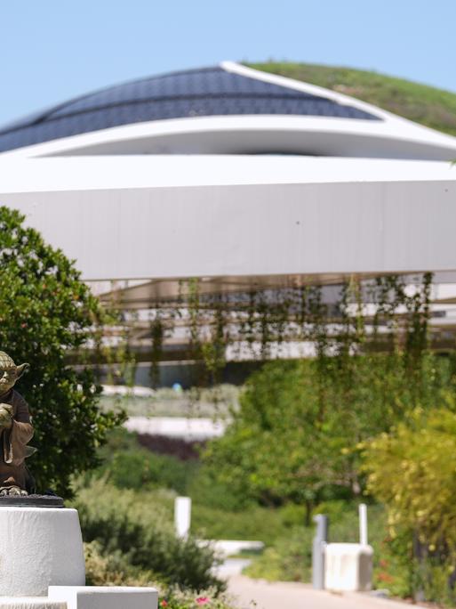 Eine Skulptur der «Star Wars»-Figur Yoda ist während einer Vorabbesichtigung des Museums entlang eines Spazierwegs im Gartenbereich des Lucas Museum of Narrative Art zu sehen. Eine Skulptur der «Star Wars»-Figur Yoda ist während einer Vorabbesichtigung des Museums entlang eines Spazierwegs im Gartenbereich des Lucas Museum of Narrative Art zu sehen.
